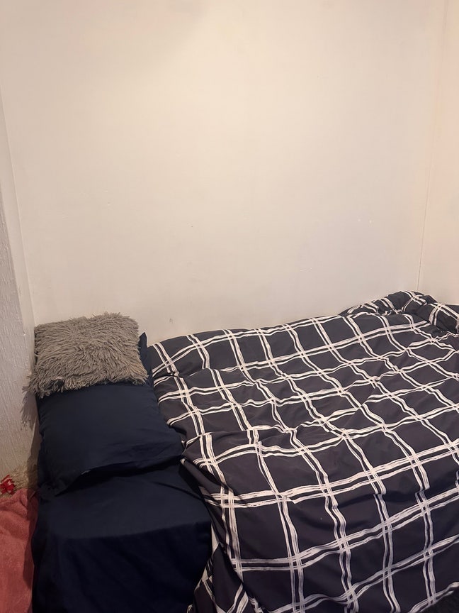 Affordable Small Double Bed in a Spacious House Main Photo