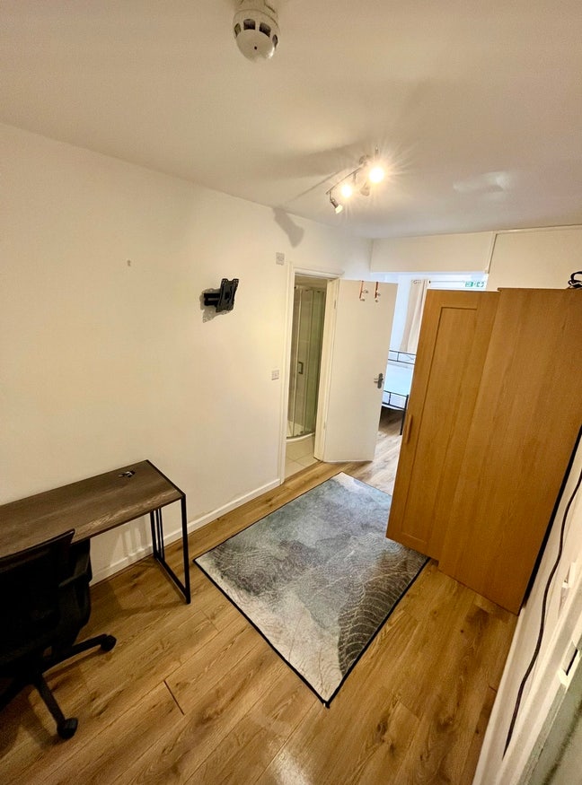 Spacious double room/ensuite/ground floor/garden Main Photo