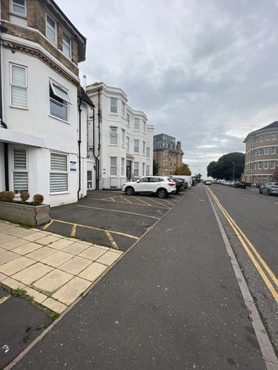 2 Double Beds STUDIO  - all bills included Main Photo