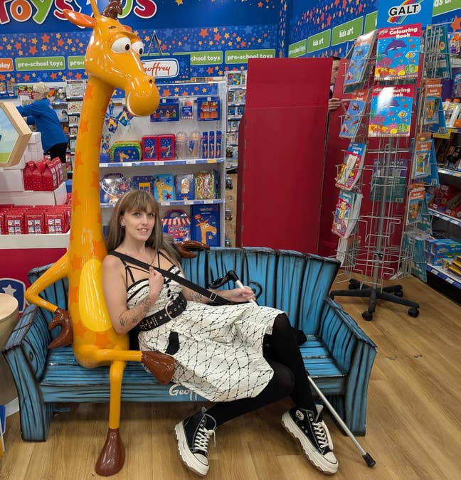 Me & my girls 👱🏻‍♀️🐈🐈‍⬛ Main Photo