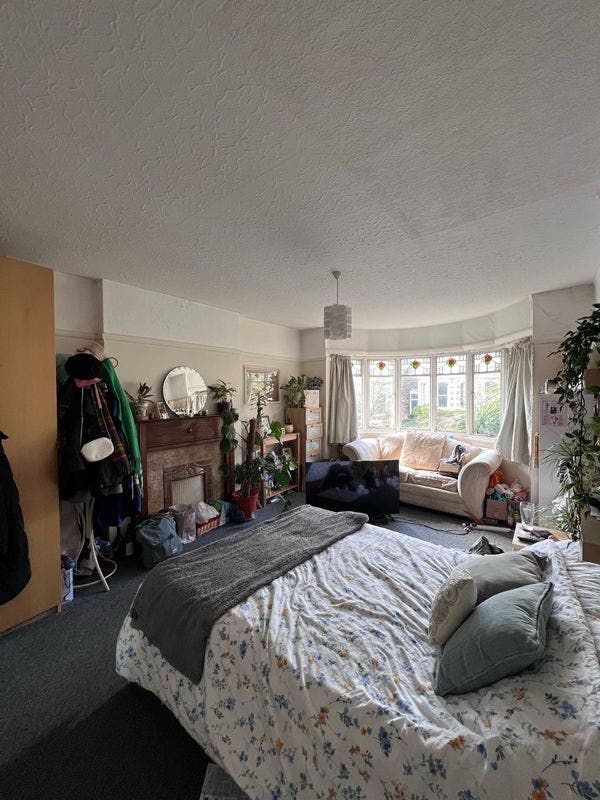 Large Newly Refurbished Room (Bills Included) Main Photo