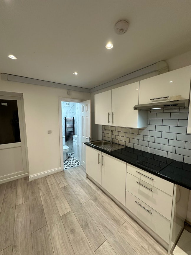 Studio Apartment on Ground Floor separate entrance Main Photo