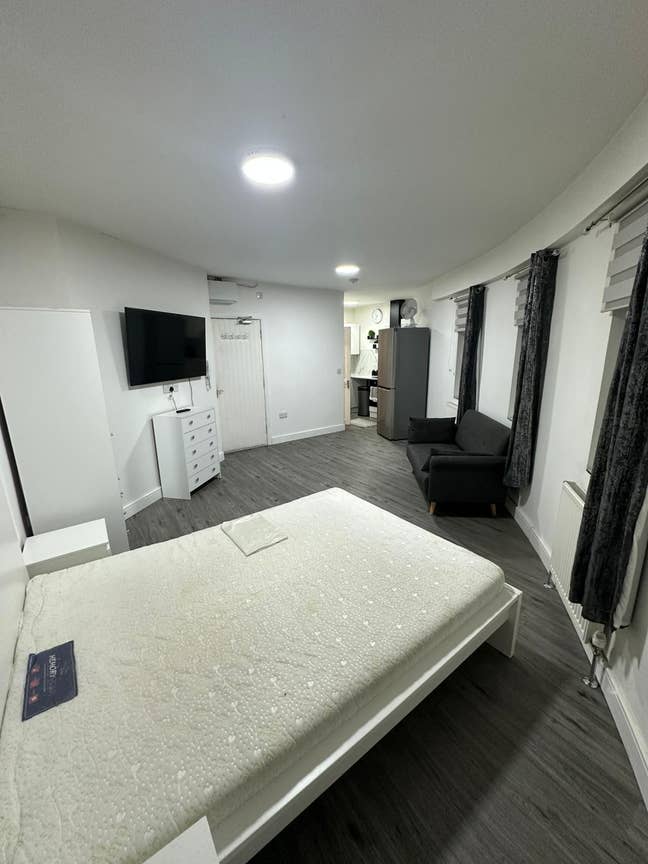 All inclusive studio flat city centre.  Main Photo