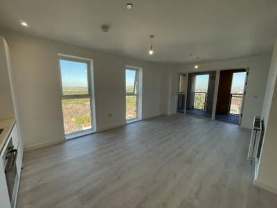 Ensuite room on top floor of Western Circus Main Photo