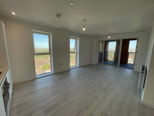 Ensuite room on top floor of Western Circus Main Photo