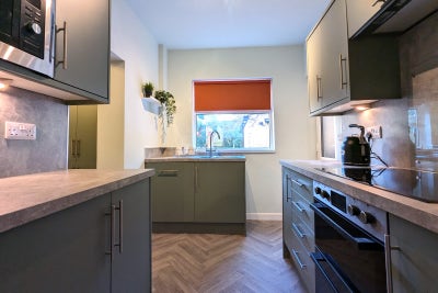 Live at the Top! 5★ Bright Dual-Aspect Attic Room Main Photo