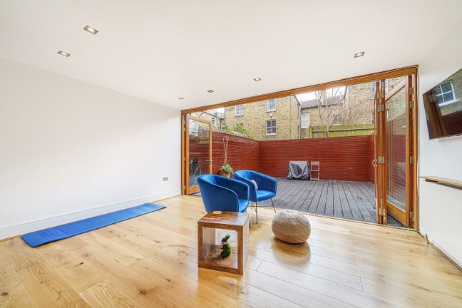 Large 1 Bedroom GF Flat 4mins walk to Brixton Tube Main Photo