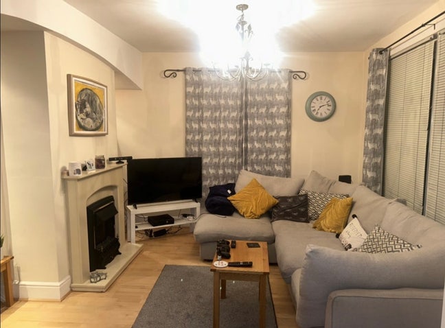 Large double close to city centre and hospital  Main Photo