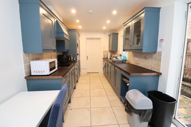 60 Seconds from Hammersmith Underground! Main Photo