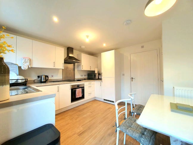 Furnished Large Double Rooms Available in Didcot Main Photo