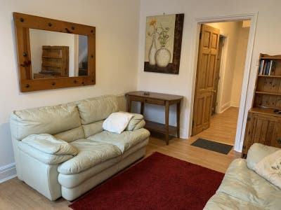 Recently decorated fully furnished double room. Main Photo