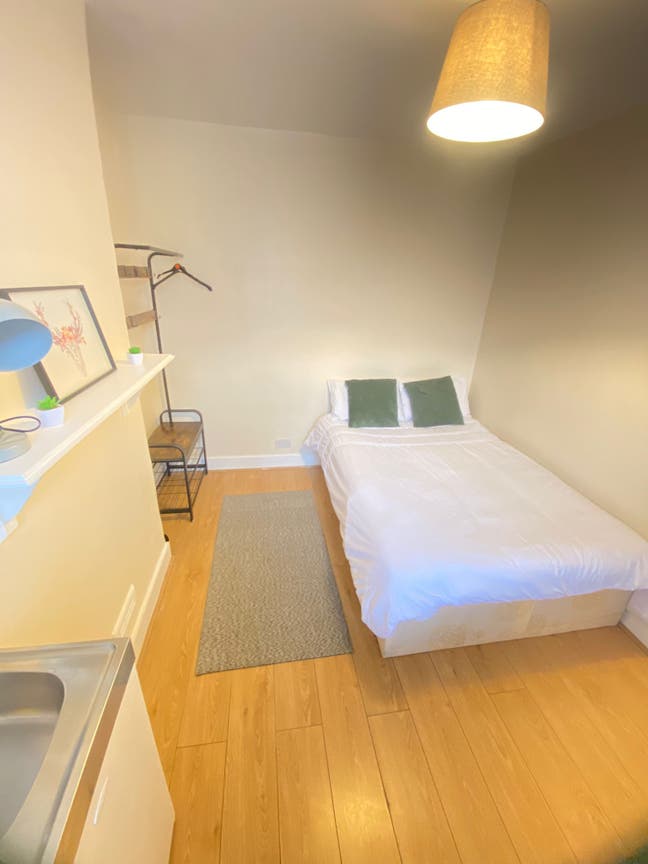 Spacious Room to let in Seven Sisters All Included Main Photo