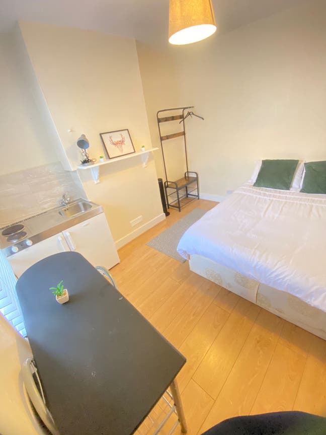 Spacious Room to let in Seven Sisters All Included Main Photo