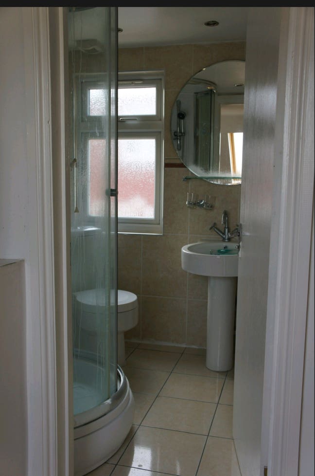 Furnished double bedroom with its own bathroom Main Photo