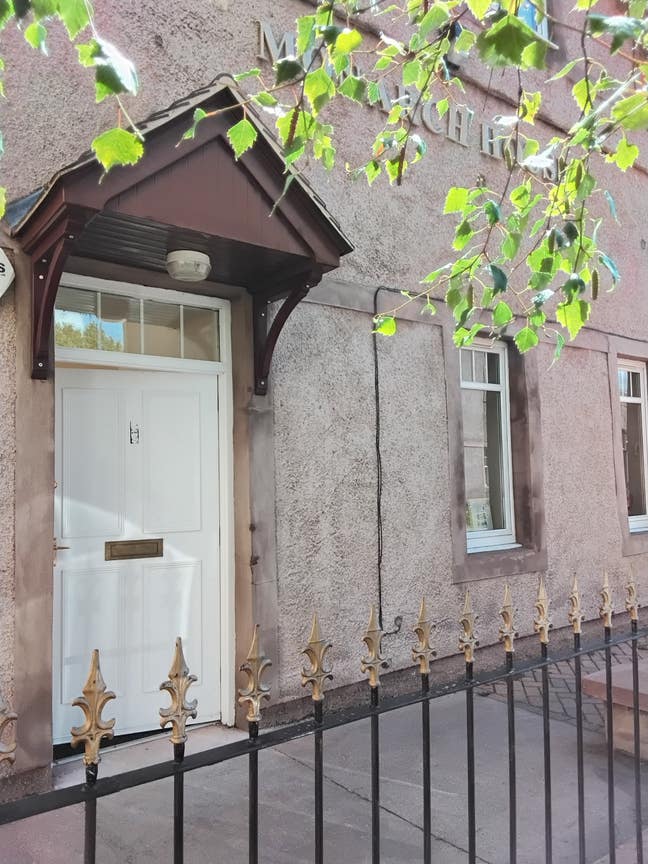 Spacious room + free parking space Main Photo