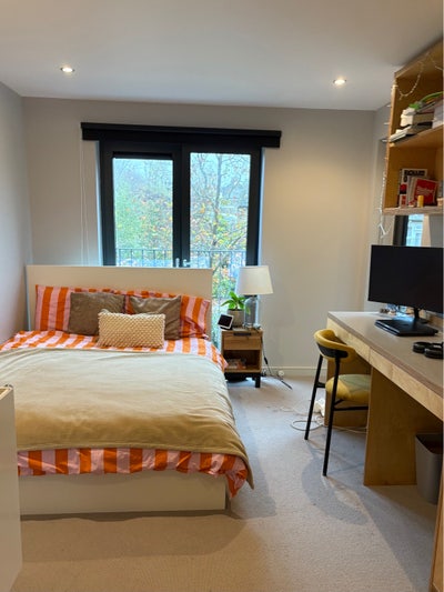 En-suite Double Bedroom w/ Private Balcony  Main Photo