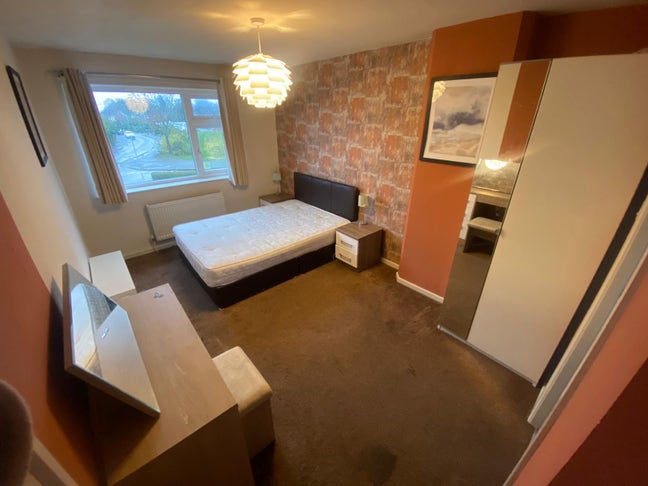 Large En Suite Room - Weekly Clean -Ideal Location Main Photo