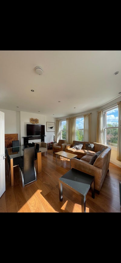 Spacious room available in Oval  Main Photo