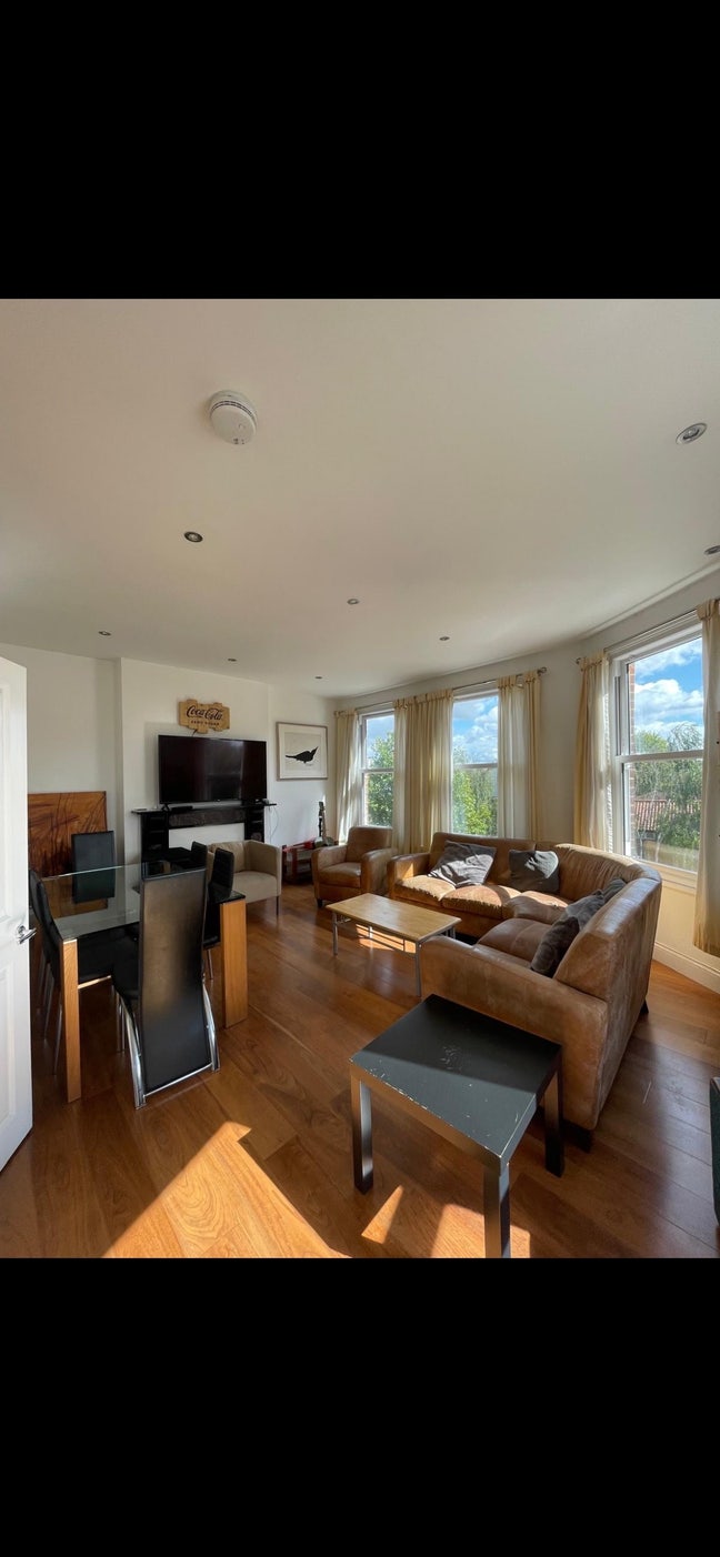 Spacious room available in Oval  Main Photo