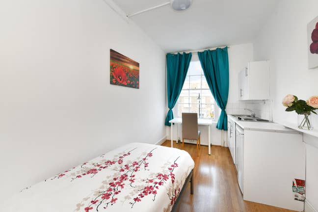 Furnished Single Bedsit in Cheslea Main Photo