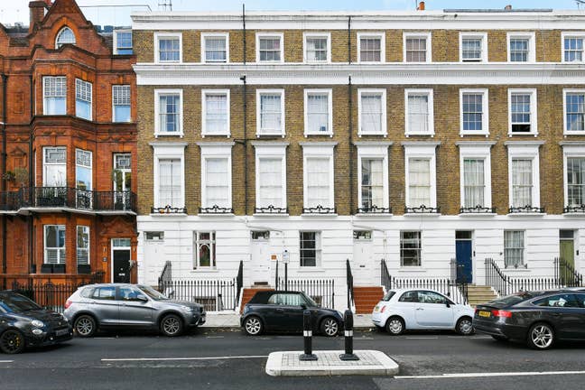 Large One-Bedroom Flat with Spacious Living Room  Main Photo