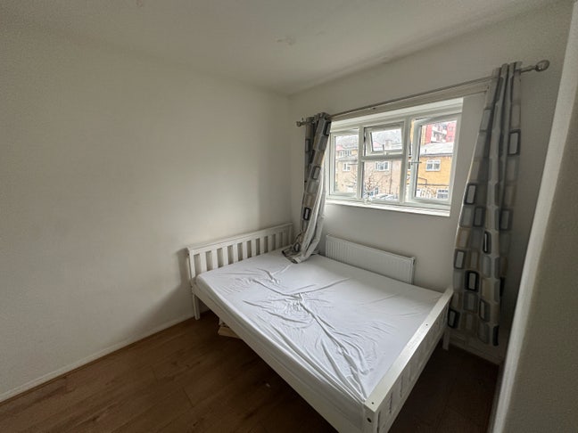 Single room available in a shared house (E1) Main Photo