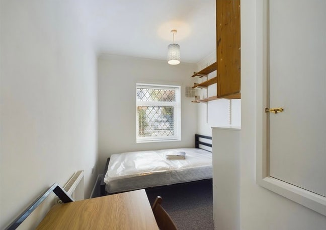 Student housing room available immediately  Main Photo