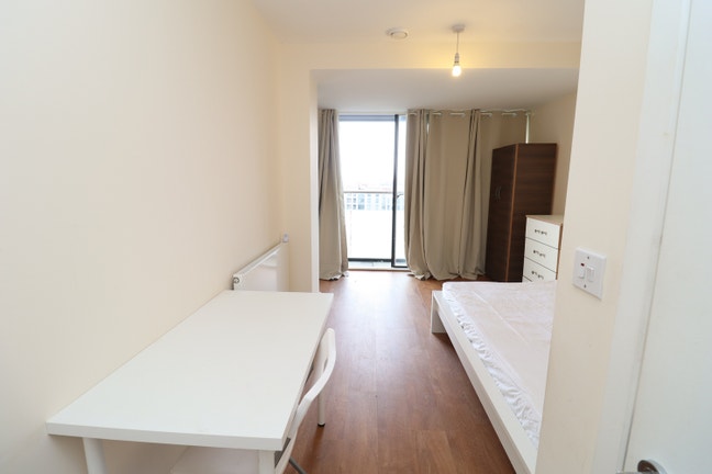 2 Amazing Rooms--Move in This Week/Book Now!! Main Photo