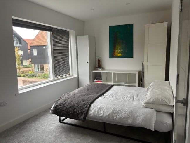 Modern bright Double room available  Main Photo