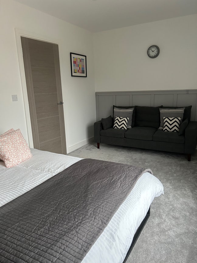 Modern bright Double room available  Main Photo