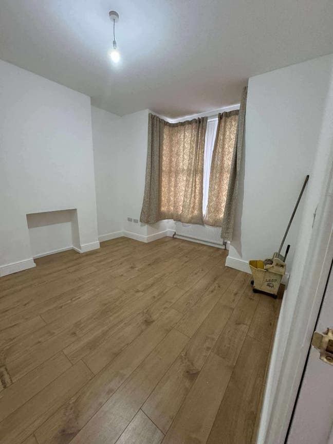 Spacious double room for single person in E13 Main Photo