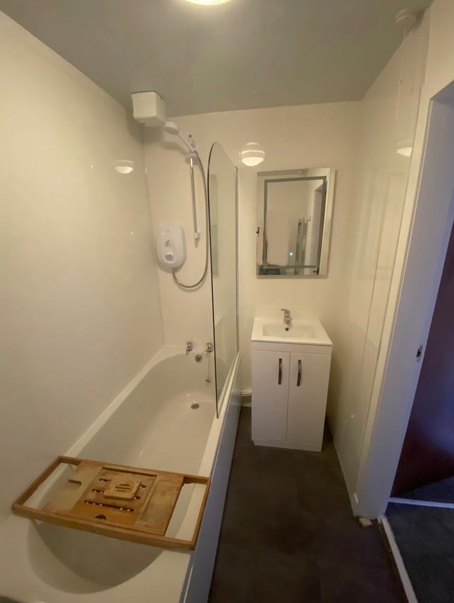 Double Room in 2-Bed Flat – Great Location, Dec Main Photo