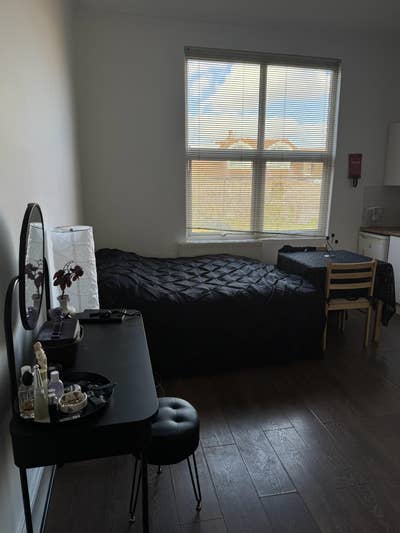  Bright Furnished Studio in Kilburn – £1,250/mo Al Main Photo