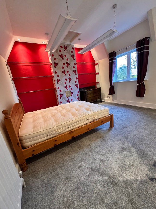 Large bedroom with kitchen & toilet area  Main Photo