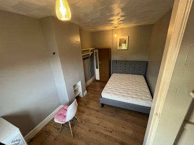 Double room in a quite house share Main Photo