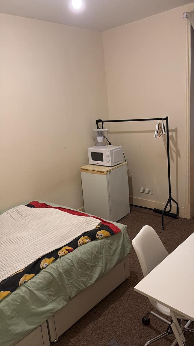 1 double bedroom to rent in a family flat Main Photo