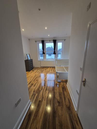 Large Double Ensuite Room in a Spacious 3 Bedroom  Main Photo