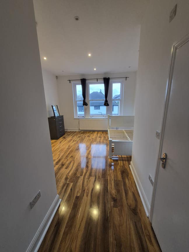 Large Double Ensuite Room in a Spacious 3 Bedroom  Main Photo