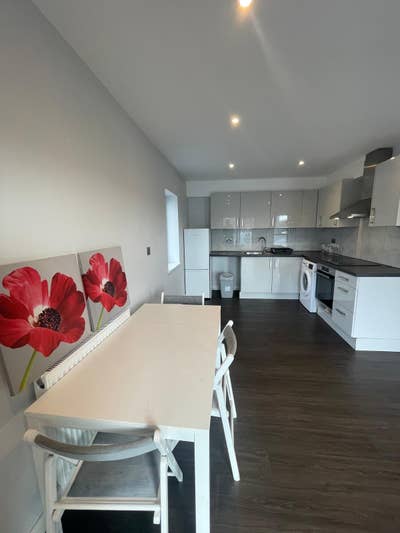 Studio Flat to rent in Cricklewood Main Photo