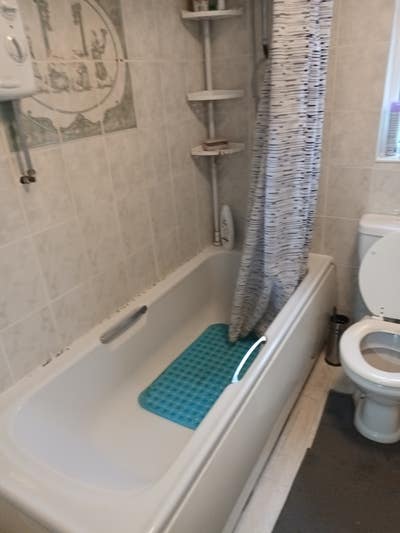 Double room available in a private semi detached. Main Photo