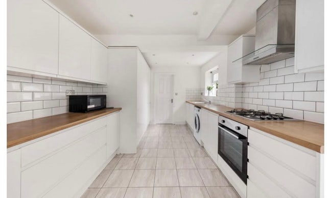 Single room and double ensuite available- NOW Main Photo