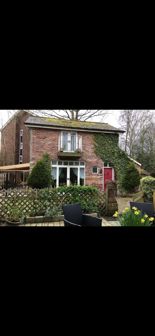 2 bed- grade 2 listed detached coach house  Main Photo