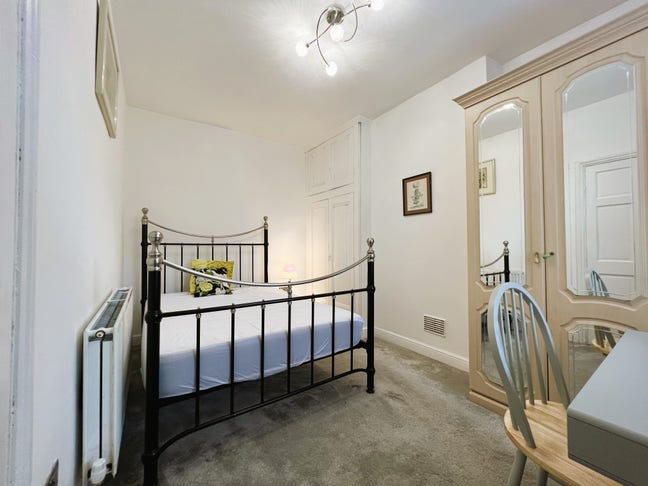 Fully furnished spacious double bedroom Main Photo