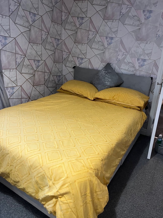 Decent sized fully furnished double room to let  Main Photo