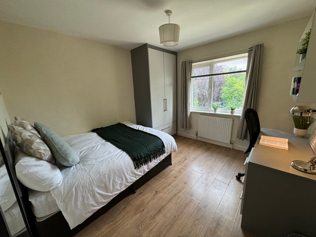 Double Room in Clean, Quiet & Friendly house Main Photo