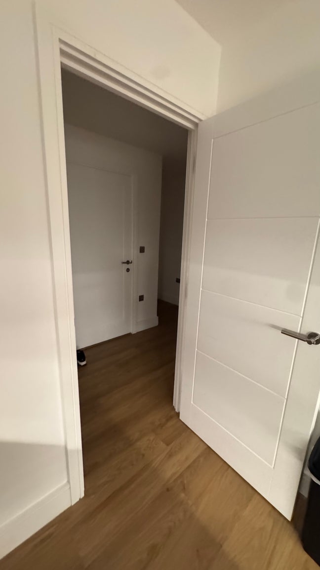 One bedroom available for rent in a shared apartme Main Photo
