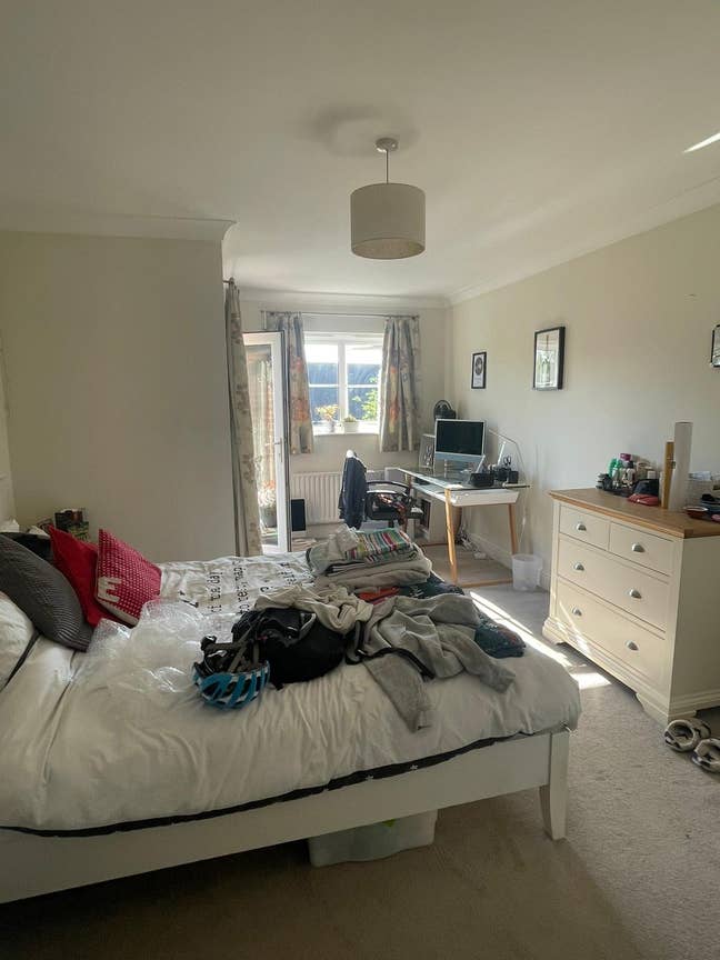 En-suite room available in flat of 3 Main Photo