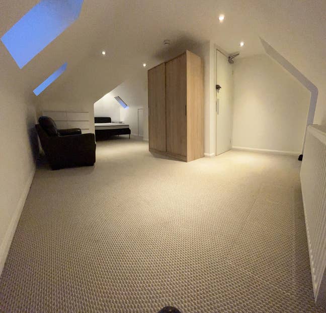 **COUPLES** and singles Huge ensuite room  Main Photo