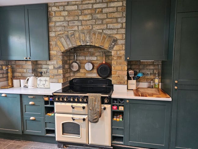 Beautifully furnished 3 Bed Townhouse - short term Main Photo