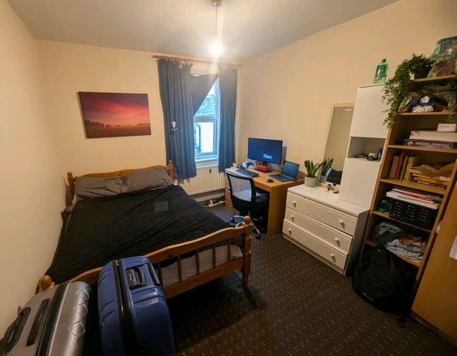 Spacious Double Room - Available 27 Dec to 30 Jan Main Photo